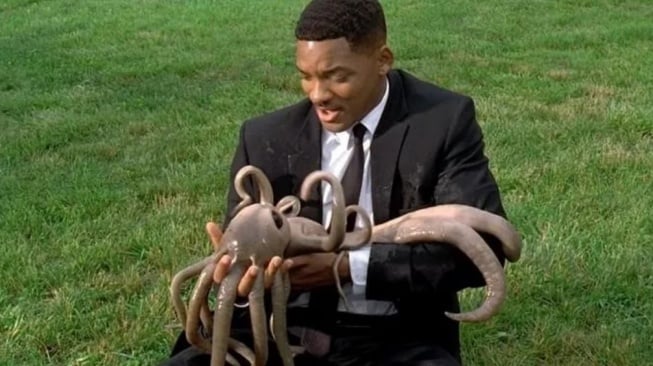 Men in Black yang dibintangi Will Smith dan Tommy Lee Jones akan tayang Kamis (6/11/2025) malam ini pukul 21.00 WIB di Trans TV. [YouTube]