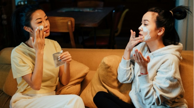 Kulitmu Masih Muda, Jangan Dibebani! Begini Panduan Skincare Anti Ribet ala Dokter