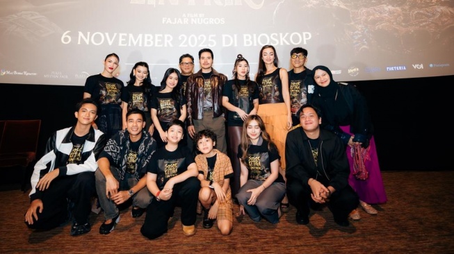 Para pemeran film Sosok Ketiga Lintrik, yang tayang di seluruh bioskop Indonesia pada Kamis (6/11/2025). [Instagram]