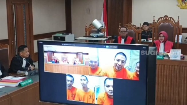 Ammar Zoni dihadirkan melalui zoom dalam sidang yang digelar di Pengadilan Negeri Jakarta Pusat pada Kamis, 6 November 2025. [Suara.com/Rena Pangesti]