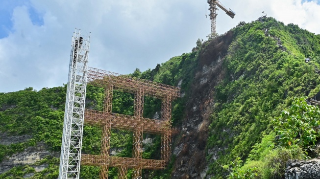 Penampakan bangunan lift kaca di tebing kawasan wisata Pantai Kelingking, Nusa Penida, Klungkung, Bali, Rabu (5/11/2025). [ANTARA FOTO/Fikri Yusuf/nym]