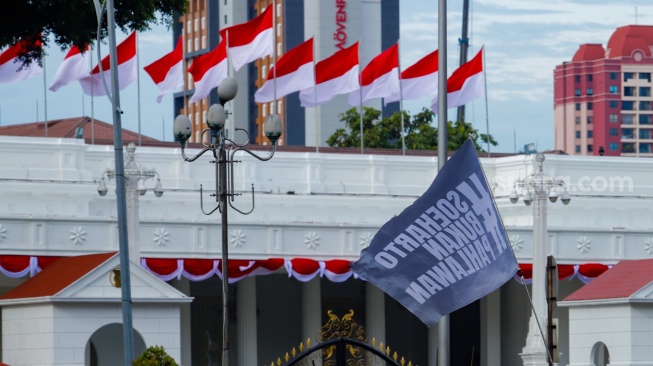 Para aktivis dari sejumlah organisasi dan masyarakat sipil saat mengikuti Aksi Kamisan ke-885 di depan Istana Merdeka, Jakarta, Kamis (6/11/2025). [Suara.com/Alfian Winanto]