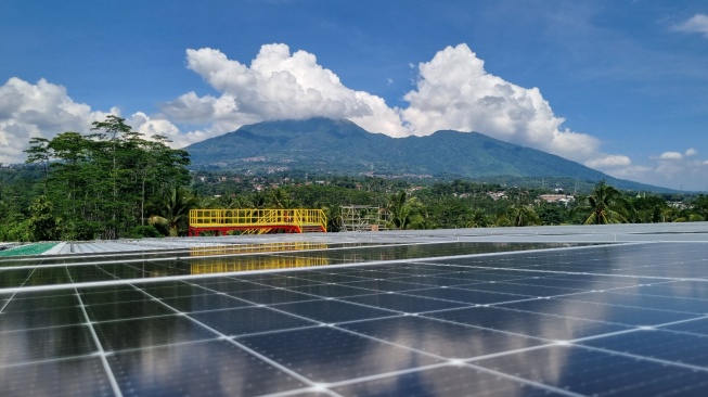 CCEP Indonesia Pasang PLTS Atap 1,2 MWp, Kunci Jateng Raih 21,32% Bauran EBT