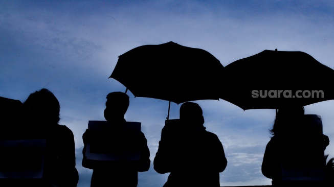 Para aktivis dari sejumlah organisasi dan masyarakat sipil saat mengikuti Aksi Kamisan ke-885 di depan Istana Merdeka, Jakarta, Kamis (6/11/2025). [Suara.com/Alfian Winanto]