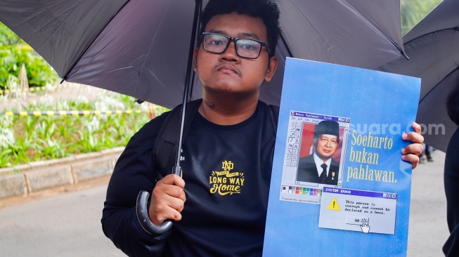 Para aktivis dari sejumlah organisasi dan masyarakat sipil saat mengikuti Aksi Kamisan ke-885 di depan Istana Merdeka, Jakarta, Kamis (6/11/2025). [Suara.com/Alfian Winanto]