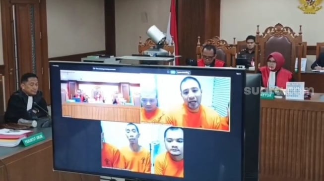 Ammar Zoni dihadirkan melalui zoom dalam sidang yang digelar di Pengadilan Negeri Jakarta Pusat pada Kamis, 6 November 2025. [Suara.com/Rena Pangesti]