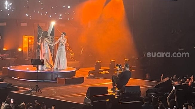 Bikin Heboh, Ayu Ting Ting Muncul Jadi Kejutan Spesial di Konser Nancy Ajram Jakarta