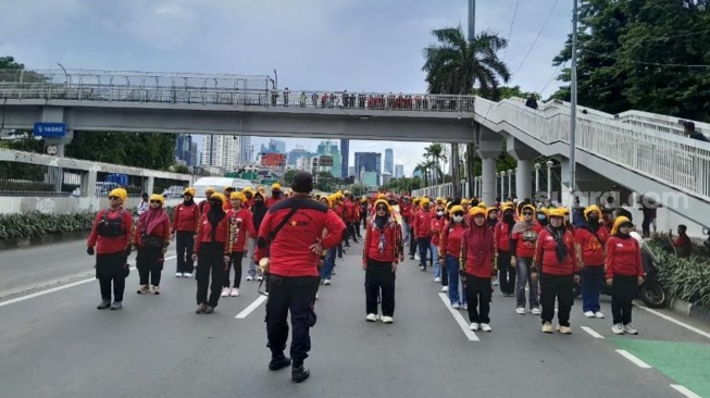 Spanduk Raksasa Hiasi Gedung DPR, Massa Tuntut UU Ketenagakerjaan Pro Buruh