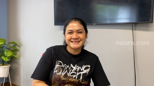 Lawan Fobia, Norma Cinta Pasrah Dikerubungi Ular di Lokasi Syuting Danyang Wingit Jumat Kliwon