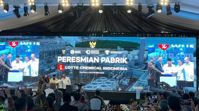 Presiden Prabowo Subianto meresmikan Pabrik New Ethylene Project PT Lotte Chemical Indonesia (LCI) Cilegon, Banten. Kepala negara mengingat jasa Presiden ke-7 RI Joko Widodo atau Jokowi yang memulai proyek tersebut. (Suara.com/Novian)