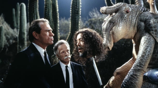 Men in Black yang dibintangi Will Smith dan Tommy Lee Jones akan tayang Kamis (6/11/2025) malam ini pukul 21.00 WIB di Trans TV. [YouTube]