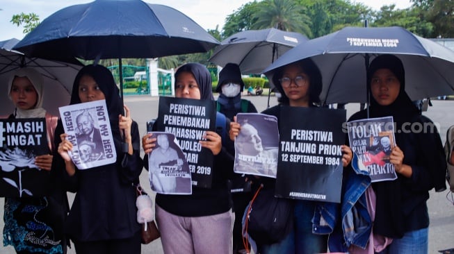 Para aktivis dari sejumlah organisasi dan masyarakat sipil saat mengikuti Aksi Kamisan ke-885 di depan Istana Merdeka, Jakarta, Kamis (6/11/2025). [Suara.com/Alfian Winanto]
