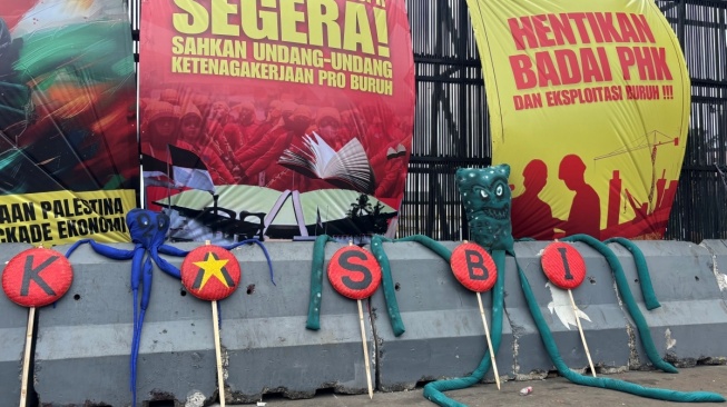 'Gurita Korupsi Pejabat' di DPR, Ratusan Buruh KASBI Tuntut Keadilan Pasca-Omnibus Law