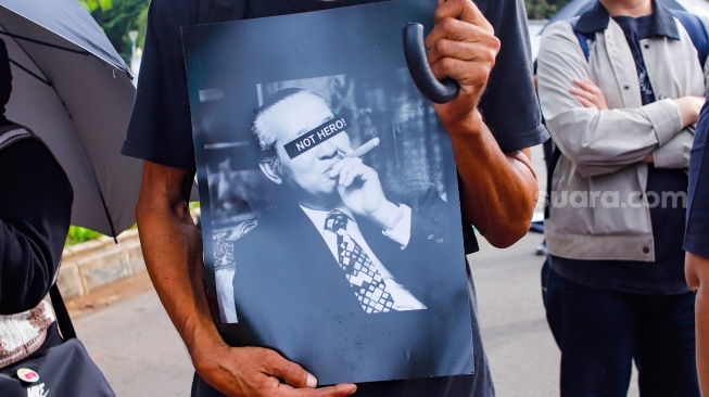 Para aktivis dari sejumlah organisasi dan masyarakat sipil saat mengikuti Aksi Kamisan ke-885 di depan Istana Merdeka, Jakarta, Kamis (6/11/2025). [Suara.com/Alfian Winanto]