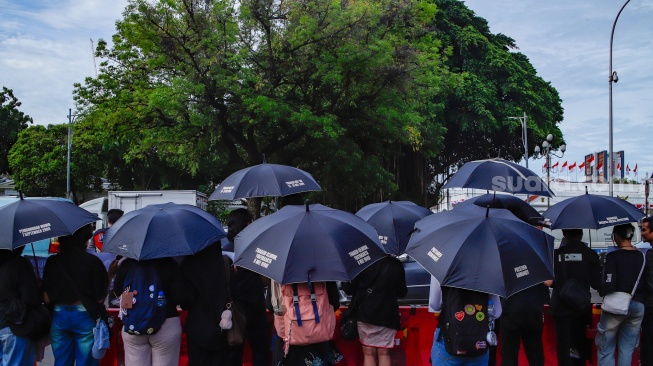 Para aktivis dari sejumlah organisasi dan masyarakat sipil saat mengikuti Aksi Kamisan ke-885 di depan Istana Merdeka, Jakarta, Kamis (6/11/2025). [Suara.com/Alfian Winanto]