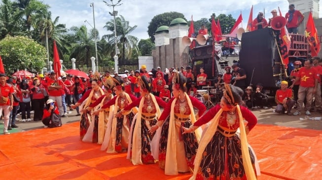 Tari Jaipong Meriahkan Aksi Buruh KASBI di Depan DPR RI