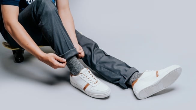 Banyak anak muda yang kembali melirik model-model retro sneakers (Shutterstock)