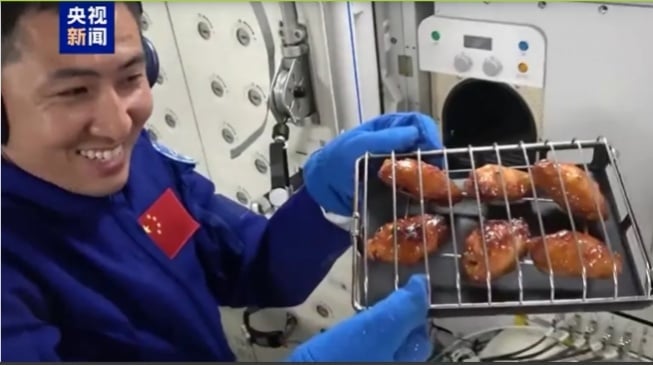Astronot Cina Sukses Gelar Barbeque Pertama dalam Sejarah di Luar Angkasa