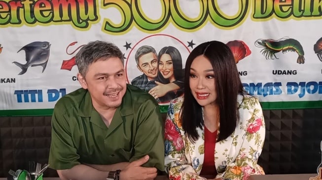Thomas Djorghi dan Titi DJ ditemui di Cilandak, Jakarta Selatan pada Jumat, 7 November 2025. [Suara.com/Tiara Rosana]