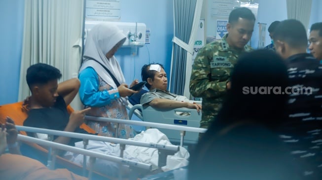 Petugas medis memberikan penanganan kepada korban luka akibat ledakan di SMAN 72 Kelapa Gading di ruang Instalasi Gawat Darurat (IGD) Rumah Sakit Islam Cempaka Putih, Jakarta, Jumat (7/11/2025). [Suara.com/Alfian Winanto]