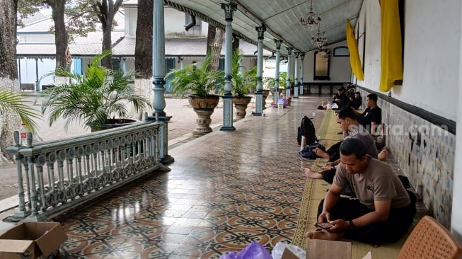 Aparat saat berjaga-jaga di dalam Keraton Kasunanan Surakarta. (Suara.com/Ari Welianto)