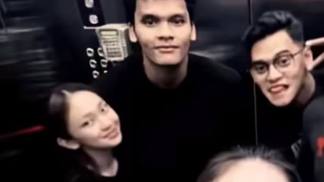 Beredar Potret Jule Tak Berhijab Bareng Selingkuhan Usai Dicerai Na Daehoon, Caption-nya New Janda