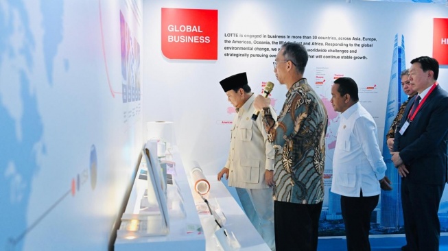 Presiden RI Prabowo Subianto setelah meresmikan pabrik Lotte Chemical Indonesia, salah satu proyek petrokimia terbesar di Asia Tenggara (Dok: ESDM)