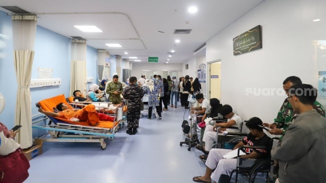 Petugas medis memberikan penanganan kepada korban luka akibat ledakan di SMAN 72 Kelapa Gading di ruang Instalasi Gawat Darurat (IGD) Rumah Sakit Islam Cempaka Putih, Jakarta, Jumat (7/11/2025). [Suara.com/Alfian Winanto]