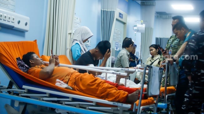 Petugas medis memberikan penanganan kepada korban luka akibat ledakan di SMAN 72 Kelapa Gading di ruang Instalasi Gawat Darurat (IGD) Rumah Sakit Islam Cempaka Putih, Jakarta, Jumat (7/11/2025). [Suara.com/Alfian Winanto]