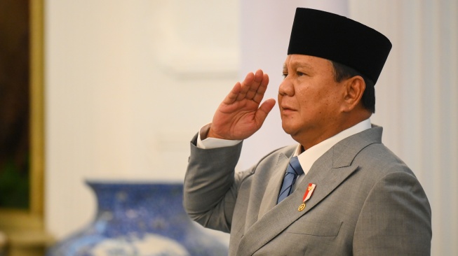 Presiden Prabowo Subianto memberi penghormatan saat melantik anggota Komisi Percepatan Reformasi Polri di Istana Merdeka, Jakarta, Jumat (7/11/2025). [ANTARA FOTO/Hafidz Mubarak A/YU]