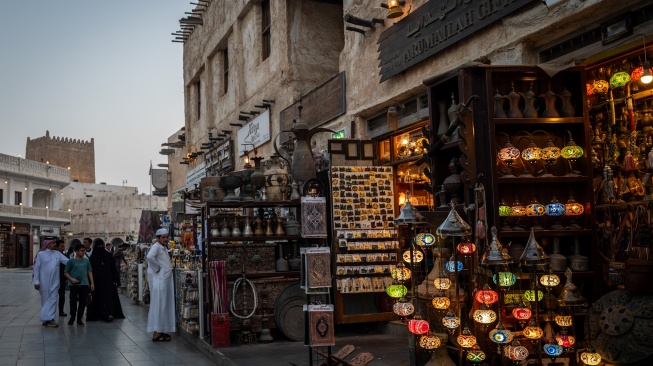 Pengunjung berjalan di area suvenir di Souq Waqif, Doha, Qatar, Rabu (5/11/2025). [ANTARA FOTO/Bayu Pratama S/rwa]