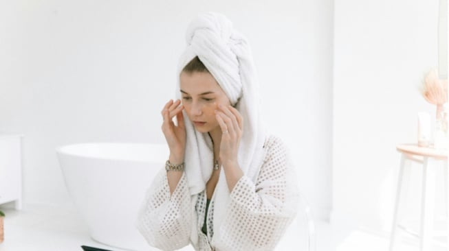 Skincare adalah rutinitas perawatan kulit yang melibatkan serangkaian langkah untuk menjaga dan meningkatkan kesehatan kulit.