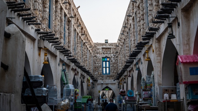 Pengunjung berjalan di Souq Waqif, Doha, Qatar, Rabu (5/11/2025). [ANTARA FOTO/Bayu Pratama S/rwa]