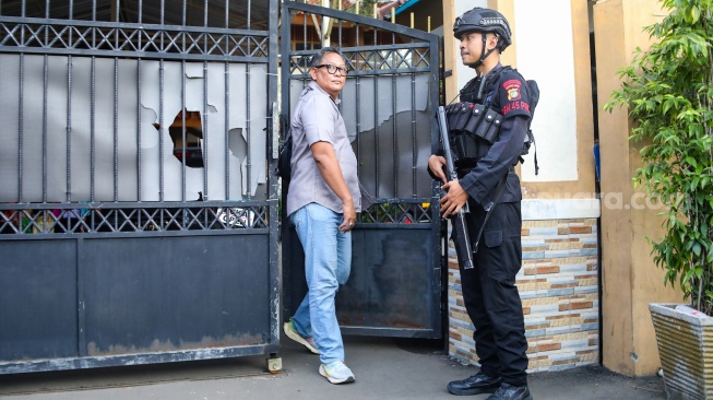 Suasana di depan gerbang sekolah pasca ledakan di SMAN 72, Jakarta, Jumat (7/11/2025). [Suara.com/Alfian Winanto]
