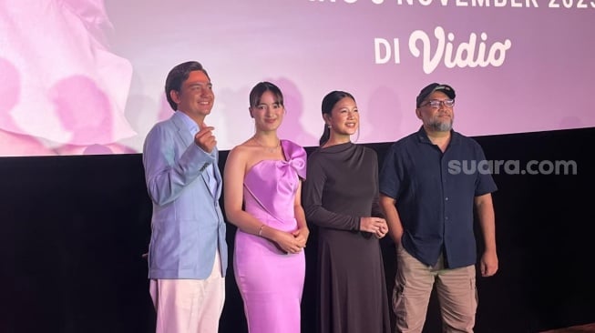 Adipati Dolken, Mawar de Jongh hingga Rako Prijanto (sutradara) dalam konferensi pers film What's Up With Secretary Kim? di Plaza Indonesia, Kami, 6 November 2025. [Suara.com/Rena Pangesti]
