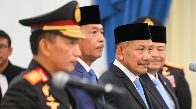 Mantan Kapolri Badrodin Haiti (kedua kanan) dan Idham Aziz (kedua kiri) bersama Wamenko Kumham Imipas Otto Hasibuan (kanan) dan Kapolri Jenderal Pol. Listyo Sigit Prabowo (kiri) mengikuti pelantikan anggota Komisi Percepatan Reformasi Polri di Istana Merdeka, Jakarta, Jumat (7/11/2025). [ANTARA FOTO/Hafidz Mubarak A/YU]