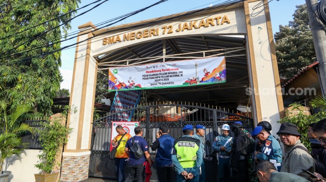 Suasana di depan gerbang sekolah pasca ledakan di SMAN 72, Jakarta, Jumat (7/11/2025). [Suara.com/Alfian Winanto]
