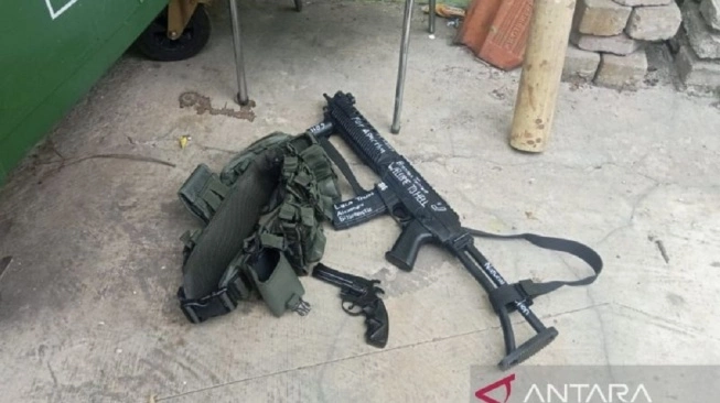 Penampakan dua senjata api yang ditemukan di tempat kejadian perkara (TKP) di SMA Negeri 72, Kelapa Gading Barat, Jakarta Utara, Jumat (7/11/2025). (ANTARA/HO-Humas Polda Metro Jaya)