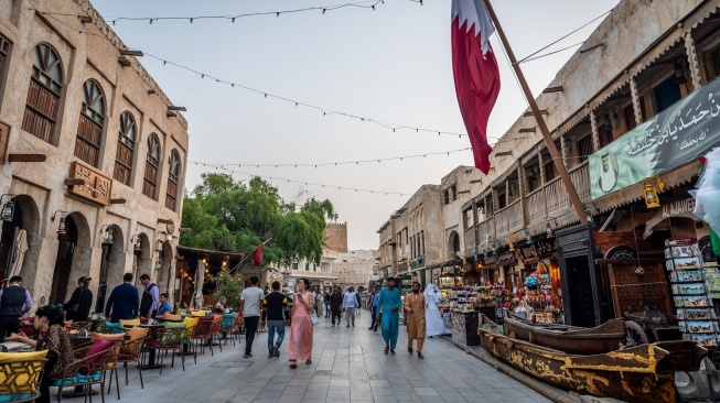 Pengunjung berjalan di area kuliner dan suvenir di Souq Waqif, Doha, Qatar, Rabu (5/11/2025). [ANTARA FOTO/Bayu Pratama S/rwa]