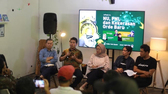 Tokoh muda NU, Savic Ali (dua dari kanan) dan Lily Faidatin (tengah) dalam acara diskusi bertajuk NU, PNI, dan Kekerasan Orde Baru yang digelar di kawasan Ciputat. (ist)