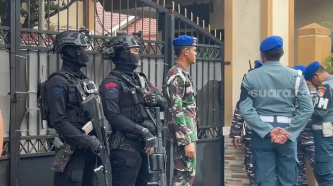 SMA Negeri 72 Kelapa Gading Barat, Jakarta Utara, dijaga aparat bersenjata, Jumat (7/11/2025) siang. (Suara.com/Faqih)