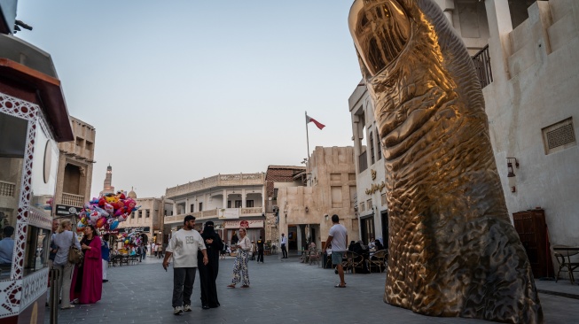 Pengunjung berjalan di Souq Waqif, Doha, Qatar, Rabu (5/11/2025). [ANTARA FOTO/Bayu Pratama S/rwa]
