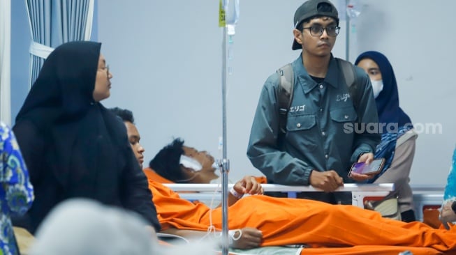 Petugas medis memberikan penanganan kepada korban luka akibat ledakan di SMAN 72 Kelapa Gading di ruang Instalasi Gawat Darurat (IGD) Rumah Sakit Islam Cempaka Putih, Jakarta, Jumat (7/11/2025). [Suara.com/Alfian Winanto]