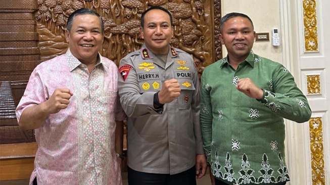 Wakil Gubernur Riau SF Hariyanto, Kapolda Riau Irjen Herry Heryawan dan Gubernur Riau Abdul Wahid. [Ist]