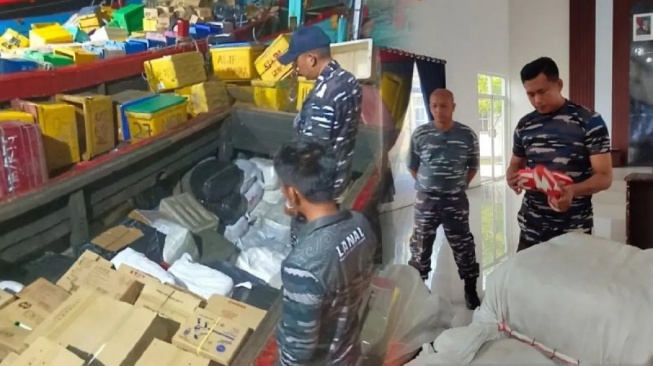 TNI AL Bongkar Penyelundupan Pakaian Bekas, Makanan, Minuman asal Malaysia