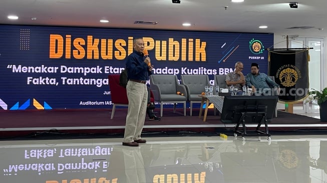 Sekretaris  Gabungan Industri Kendaraan Bermotor Indonesia (Gaikindo), Kukuh Kumara dalam diskusi yang digelar PUSKEP UI di Kampus UI Salemba, Jakarta pada Jumat (7/10/2025).  [Suara.com/Yaumal]