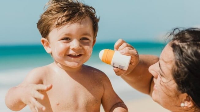 Sunscreen untuk Bayi: SPF Berapa yang Aman? Cek 6 Rekomendasi Terbaiknya! (Freepik)