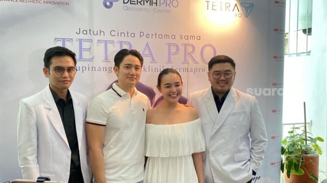 Amanda Manopo dan Kenny Austin saat ditemui di kawasan Tanjung Duren, Jakarta Barat pada Minggu, 9 November 2025. [Suara.com/Tiara Rosana]