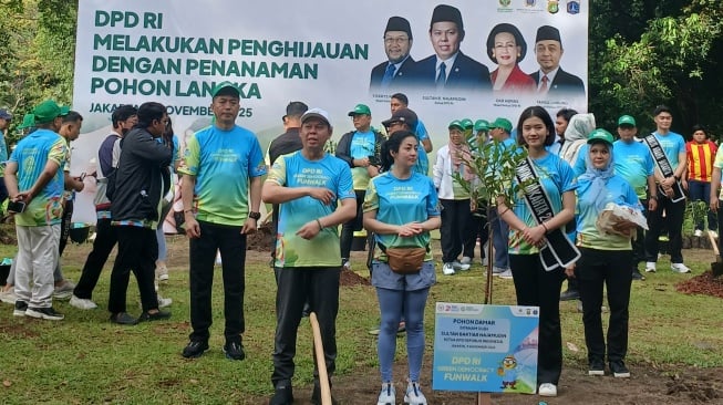 Penanaman Pohon Damar oleh Ketua DPD RI Sultan B. Najamudin. (Suara.com/Tantri Amela)