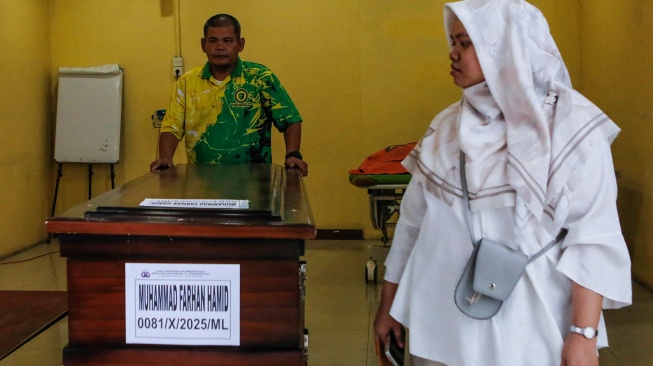 Keluarga membawa peti jenazah Muhammad Farhan Hamid menuju mobil jenazah di RS Polri, Kramat Jati, Jakarta, Sabtu (8/11/2025). [ANTARA FOTO/Asprilla Dwi Adha/rwa]
